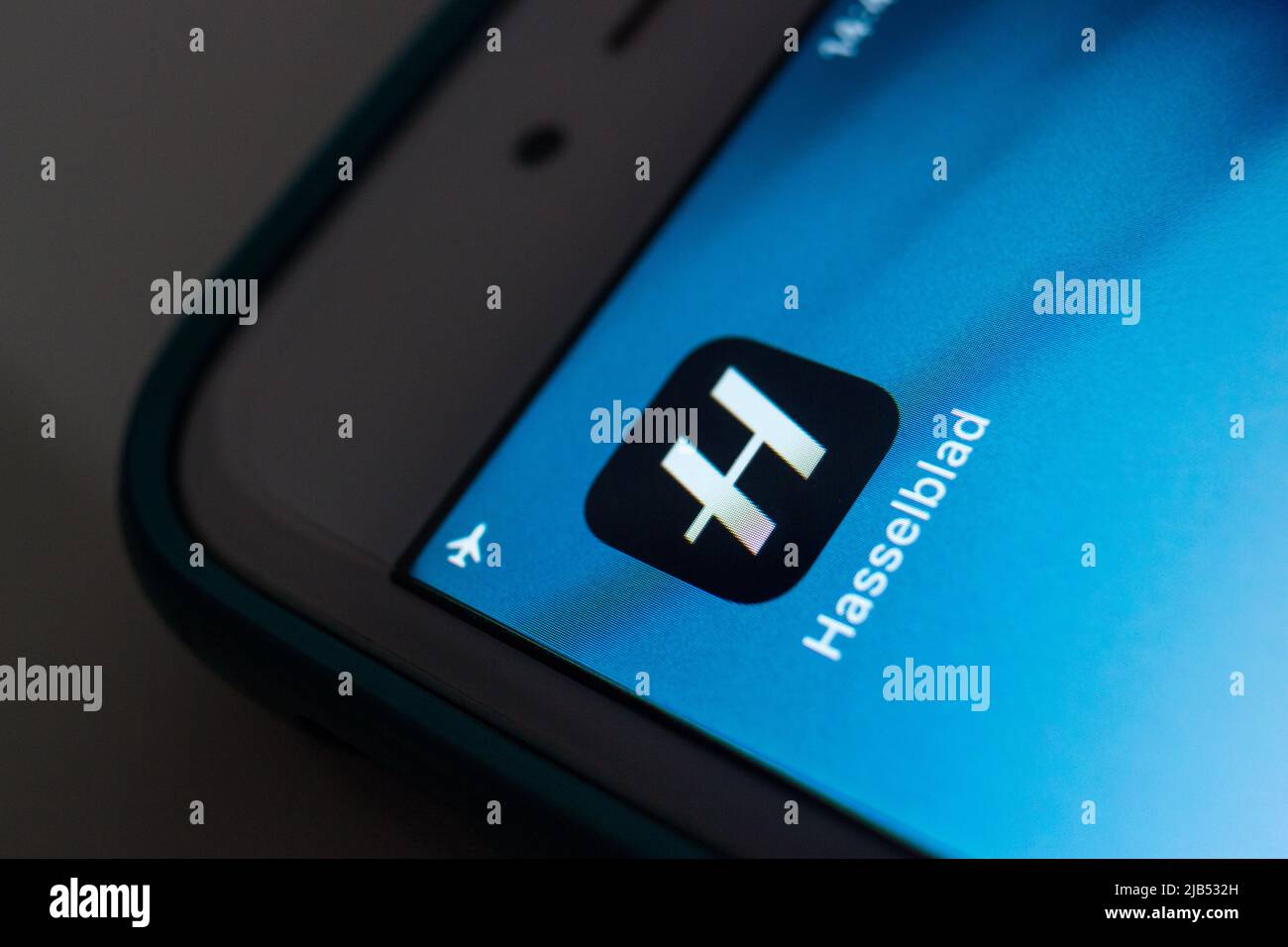 Logo Hasselblad su iPhone. Hasselblad è un produttore svedese specializzato in fotocamere di medio formato, apparecchiature fotografiche e scanner di immagini Foto Stock