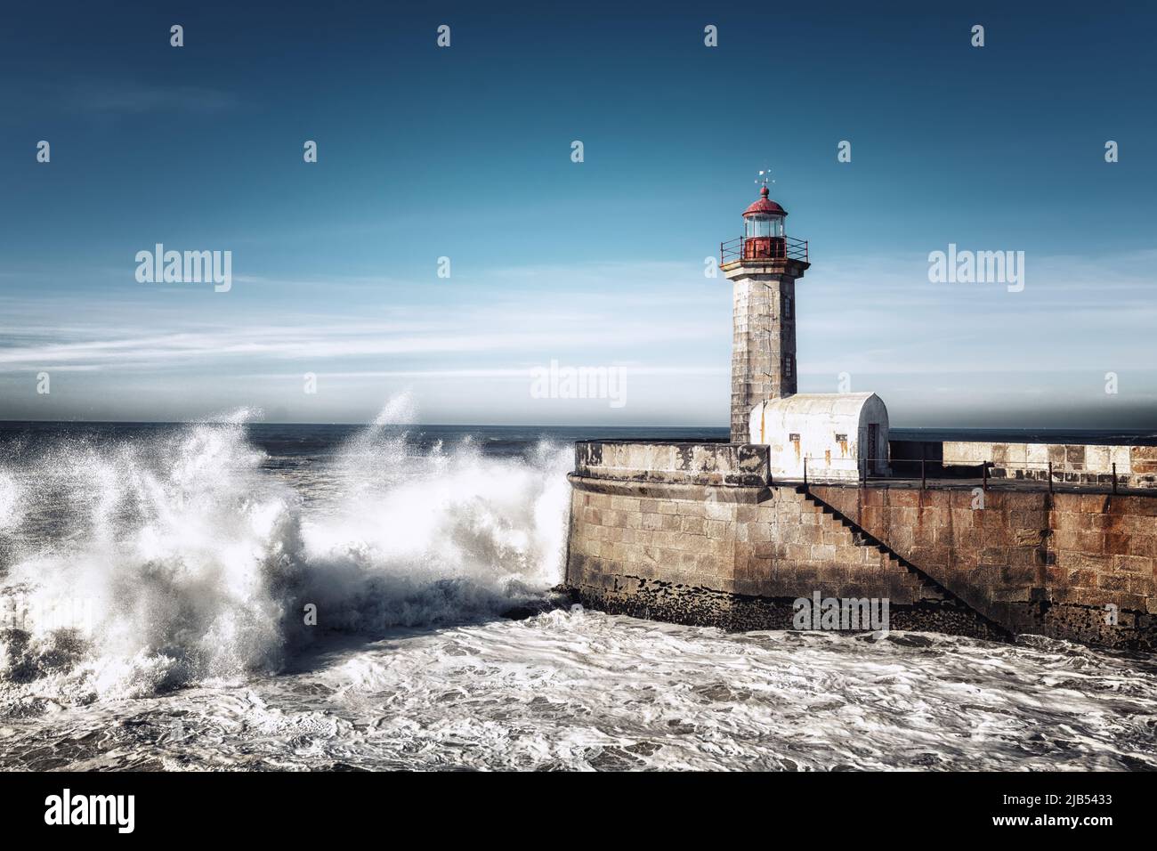 Da Moleh al faro di Douro sull'Oceano Atlantico, durante una piccola tempesta con onde, faro bianco con tetto rosso Foto Stock