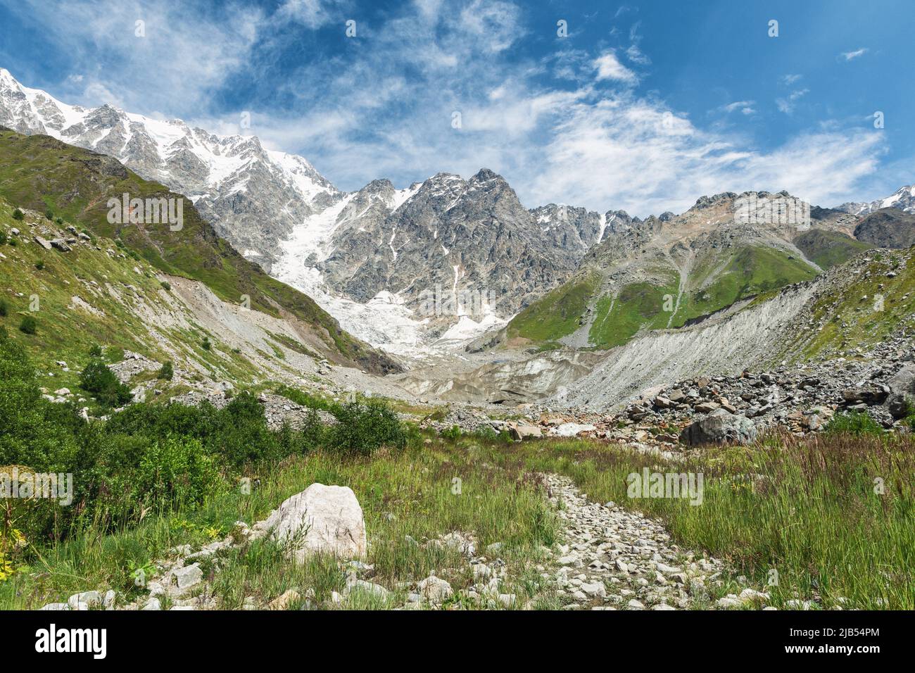 Vista del ghiacciaio di Shara, valle di montagna, lingua del ghiacciaio, morena glaciale, montagne del Caucaso, Ushguli, Caucaso, Georgia Foto Stock