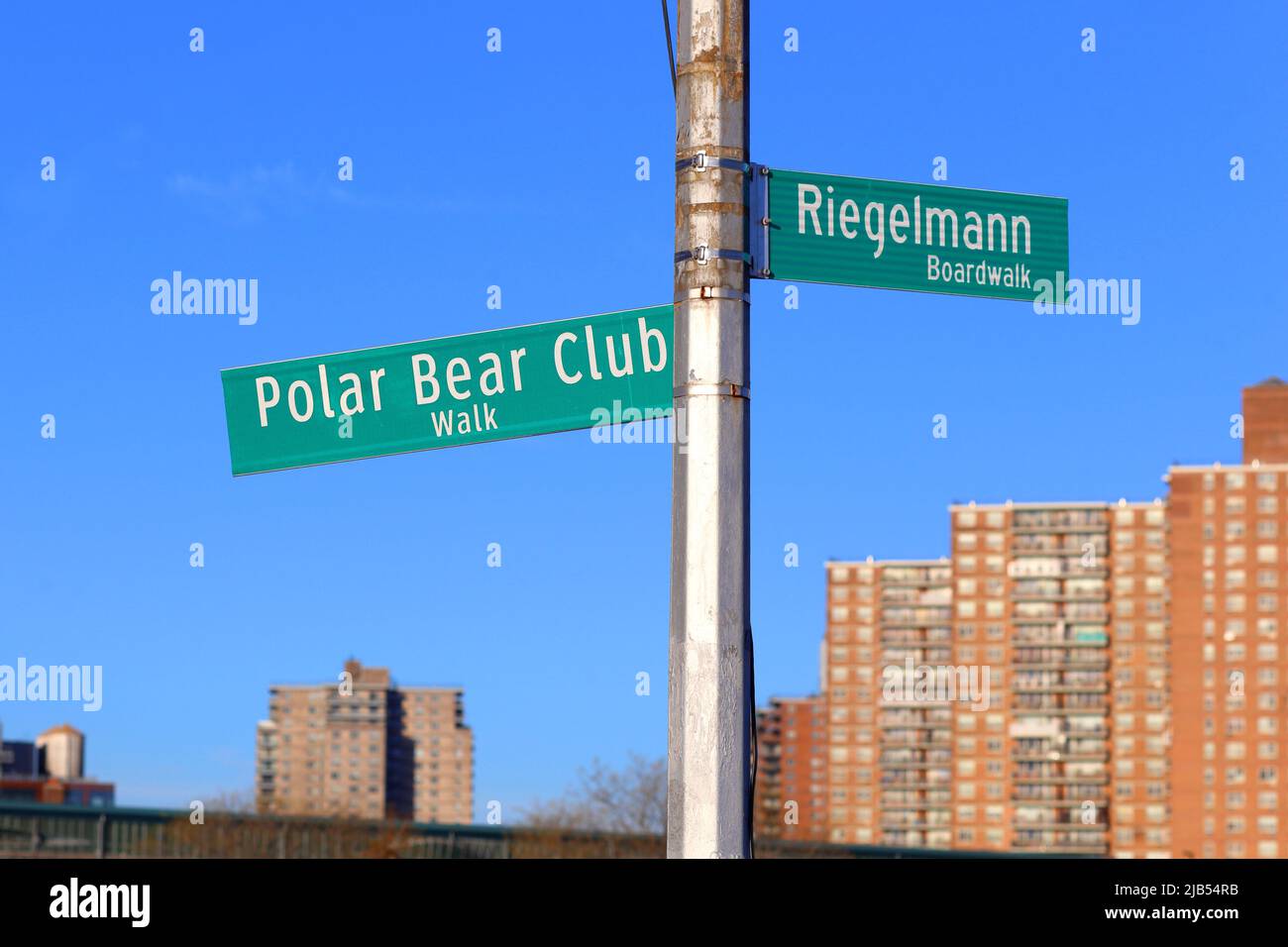 Segnaletica per il Polar Bear Club Walk e il Riegelmann Boardwalk sulla Coney Island Boardwalk, Brooklyn, New York Foto Stock