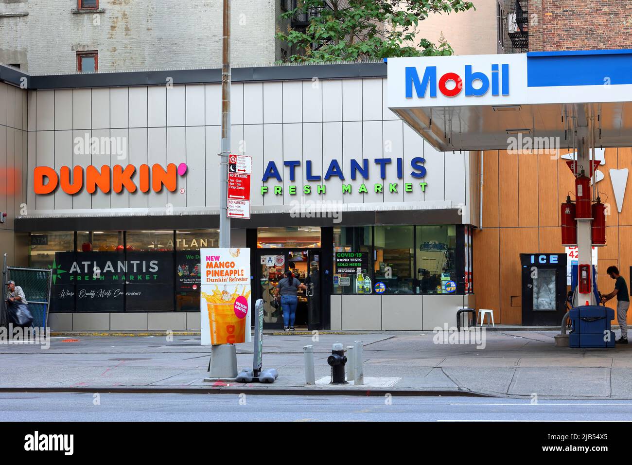 Atlantic Fresh Market a Mobil, 466 10th Ave, New York, New York, foto di un minimarket in una stazione di servizio a Midtown Manhattan. Foto Stock