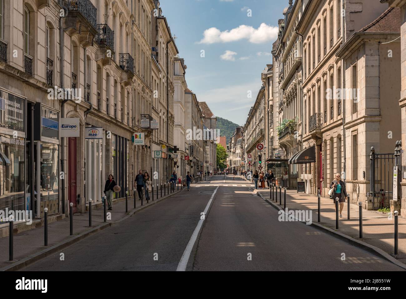 Persone sconosciute nel centro storico di Besancon, Franche-Comte, Francia Foto Stock