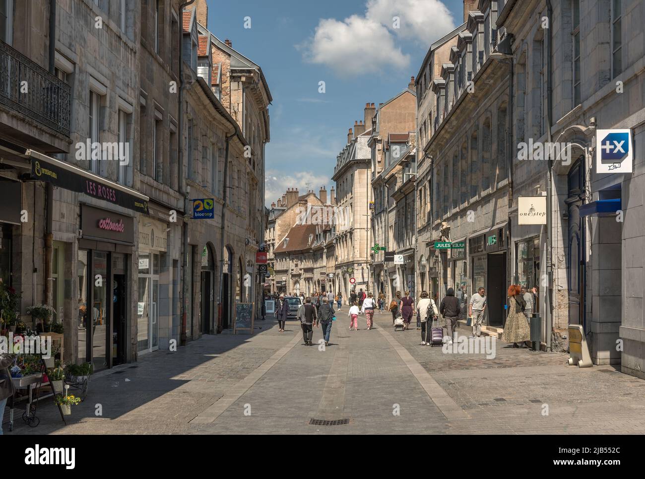 Persone sconosciute nel centro storico di Besancon, Franche-Comte, Francia Foto Stock