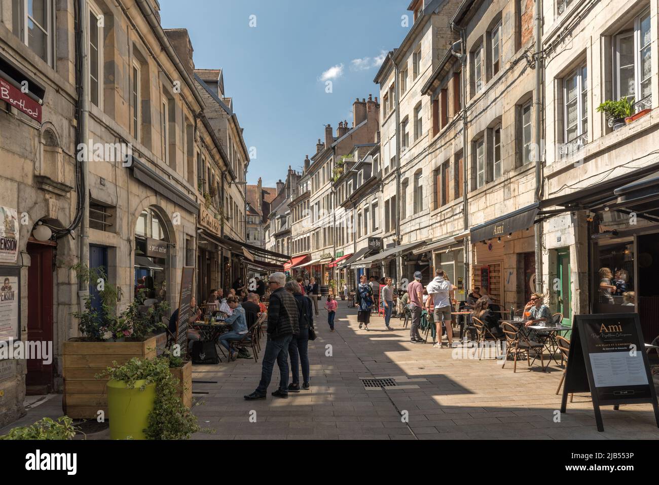 Persone sconosciute nel centro storico di Besancon, Franche-Comte, Francia Foto Stock