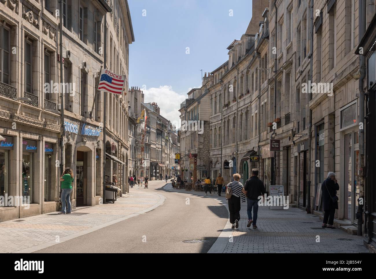 Persone sconosciute nel centro storico di Besancon, Franche-Comte, Francia Foto Stock