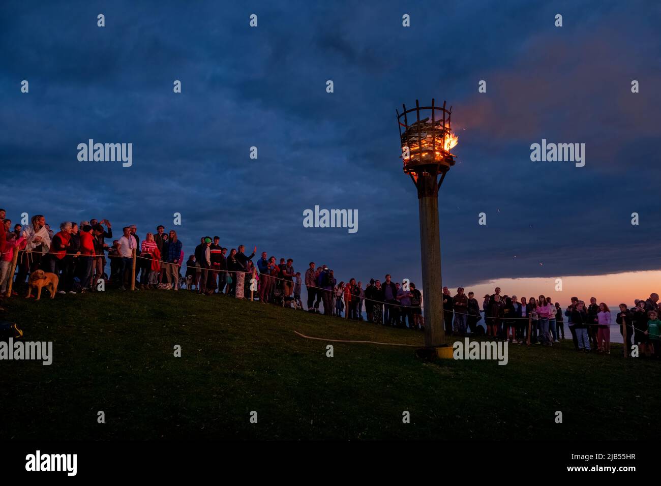 Thorncombe Beacon, Dorset, Regno Unito. 02nd giugno 2022. La folla guarda l'illuminazione di Thorncombe Beacon sulla costa del Dorset come parte delle celebrazioni giubilari QueenÕs Credit: Tom Corban/Alamy Live News Foto Stock