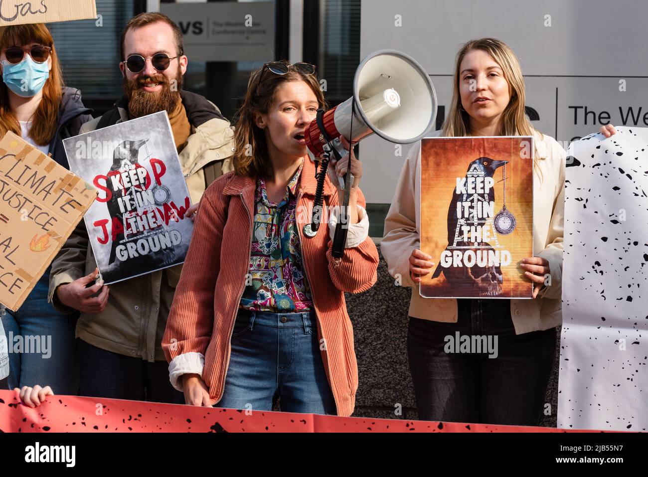 Londra, Regno Unito. 29 maggio 2022. La protesta Fossil Free London al di fuori del BEIS contro la tassa sulle sopravveniate e Jackdaw Foto Stock