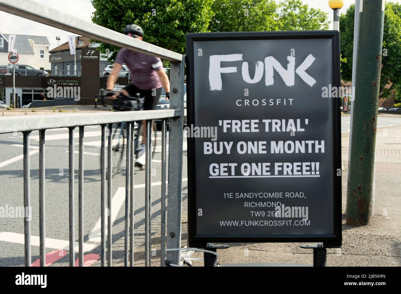 roadside advertising board for funk crossfit, una palestra a richmond, soouwest london, inghilterra, che offre un percorso gratuito e un mese gratuito Foto Stock