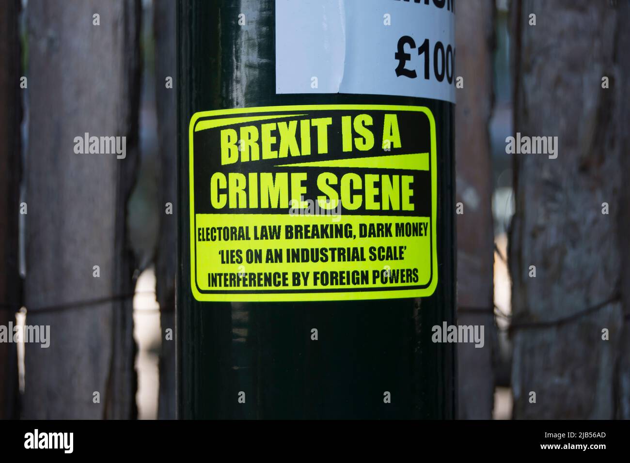 l’etichetta anti-brexit che sostiene la brexit è una scena criminale e che elenca i presunti crimini legati all’uscita della gran bretagna dall’ue, a twickenham, middlesex, inghilterra Foto Stock