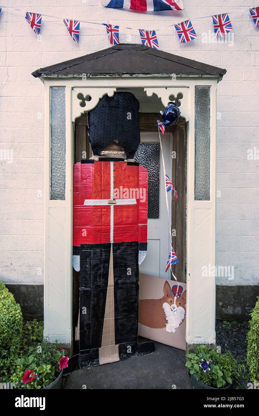 Design innovativo beefeater, union jack e bunding su una proprietà che si affaccia Maypole Green a Long Preston. Celebrazioni del Giubileo del platino della Regina 2022. Foto Stock