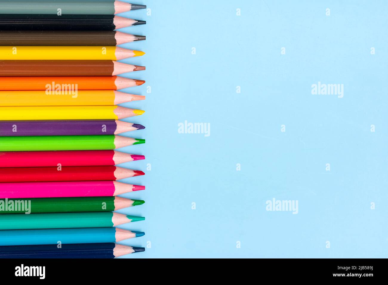 Set di matite colorate isolate su sfondo blu Vista dall'alto Flat Lay  Education, Craft Concept Mock up Foto stock - Alamy