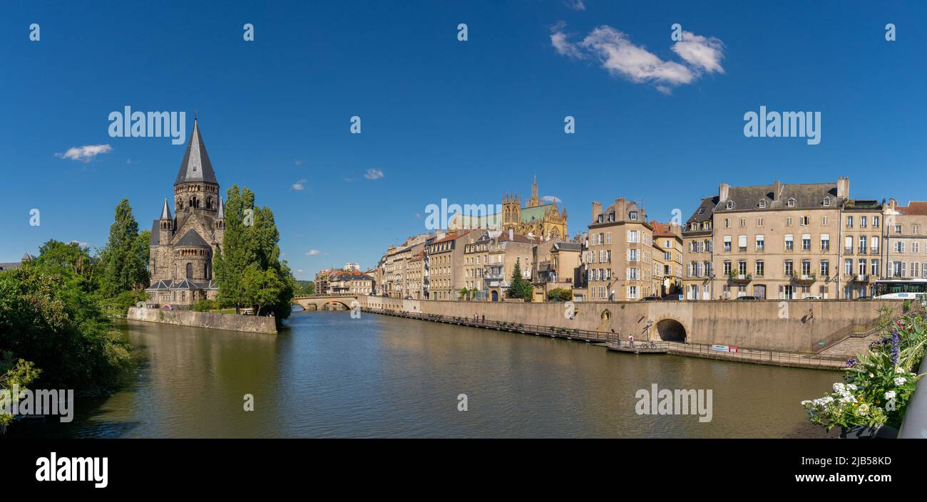 Metz, Francia - 1 giugno 2022: Panorama del fiume Mosella e del ponte Moyen con il centro storico di Metz alle spalle Foto Stock