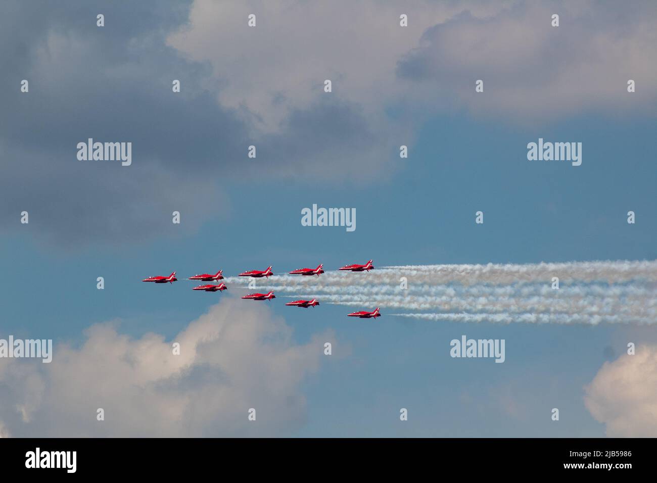 2nd giugno 2022 | frecce rosse del RAF viste sopra il centro di Londra durante le celebrazioni del Giubileo del platino del Queens Foto Stock