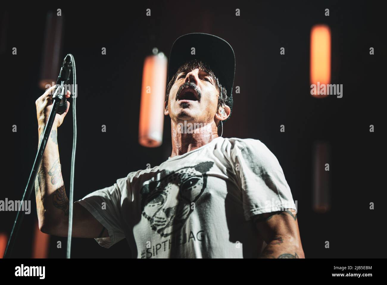 ZURIGO, HALLENSTADION, 5th 2016 OTTOBRE: Anthony Kiedis, cantante del gruppo musicale americano Red Hot Chili Peppers, che si esibisce dal vivo sul palco per la tappa svizzera del “Getaway World Tour” Foto Stock