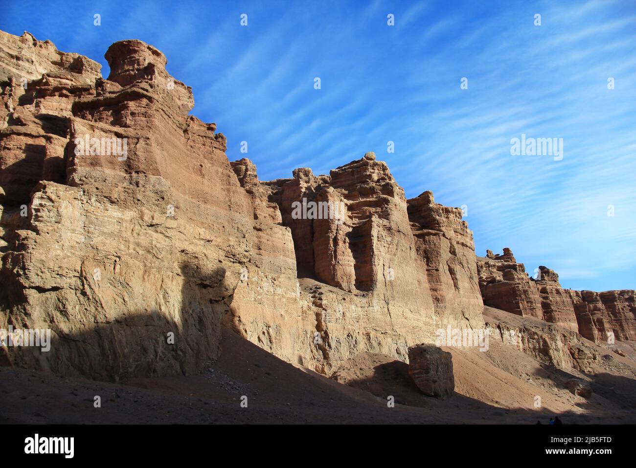 Bella rilievo alte pareti del canyon Charyn contro il cielo con nuvole ondulate, estate, soleggiato Foto Stock
