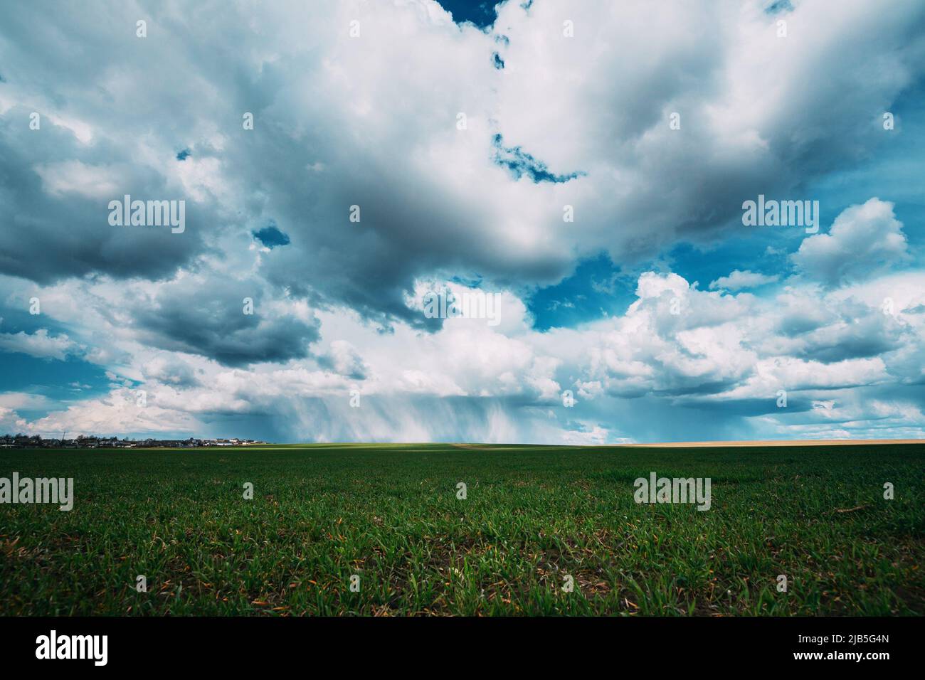 Cielo durante la pioggia Horizon sopra Rural Landscape Field. Concetto di previsione agricola e meteorologica. Tempesta, tuono, tempesta, tempesta, giorno piovoso, Foto Stock