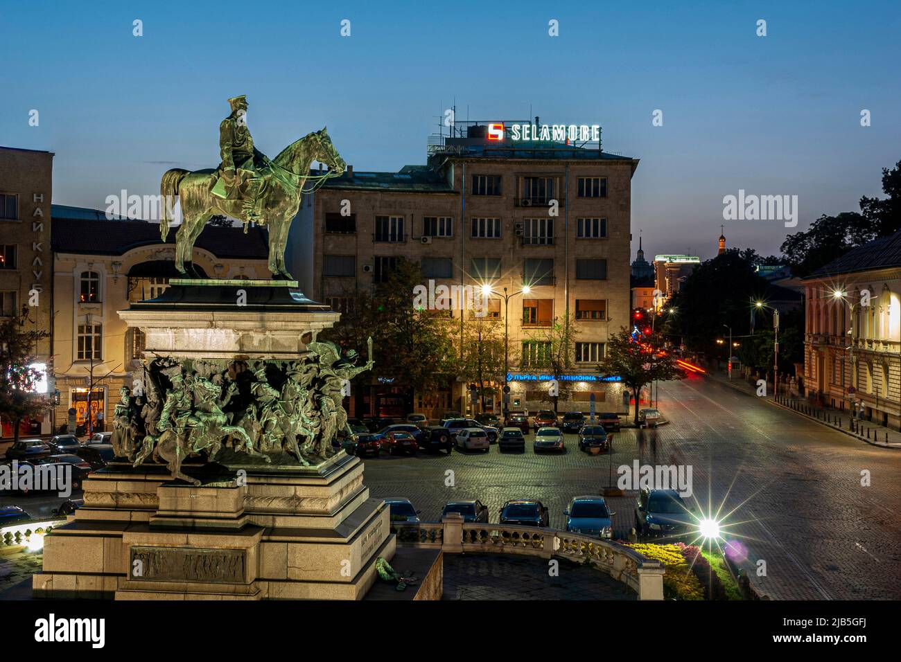 Vista notturna del Monumento di Tsar Alessandro II di Russia, Sofia, Bulgaria. L'autore del memoriale neoclassico è lo scultore italiano Arnoldo Zocchi Foto Stock
