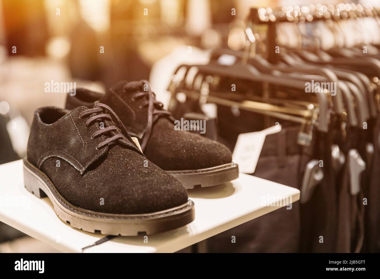 scarpe unisex camoscio nero su scaffale nel negozio del centro commerciale. Negozio del centro commerciale. Vendita al dettaglio. Foto Stock