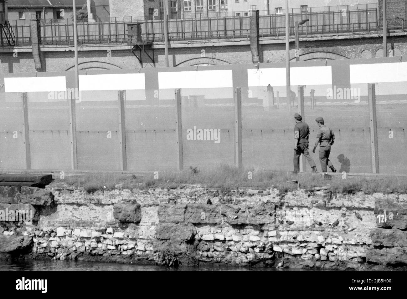 Soldati del Garman orientale al Muro di Berlino, dietro il Reichstag, nel 1989 Foto Stock