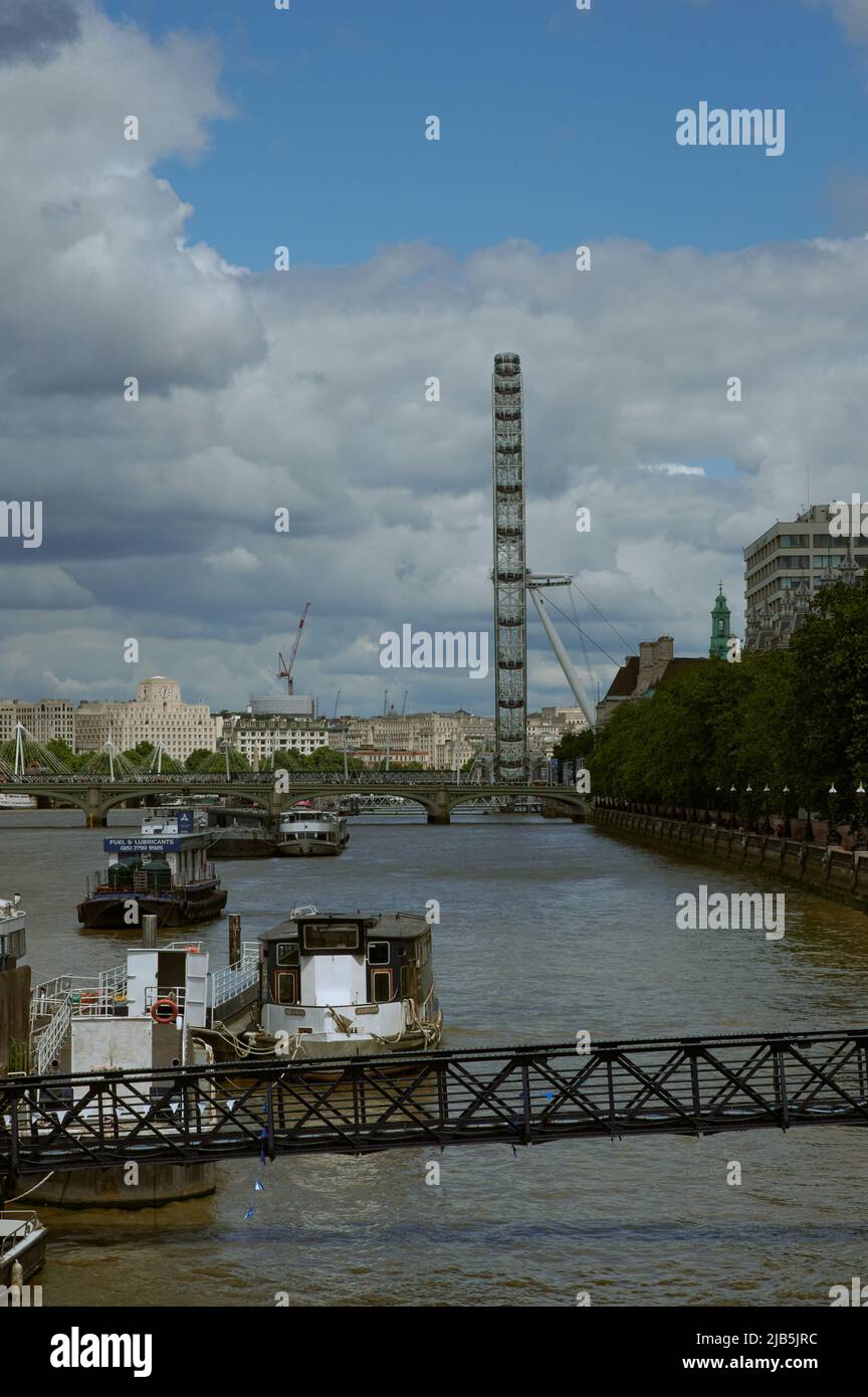 LondonUK - 29 Maggio 2022:Vista lungo il fiume tamigi londra sulle barche verso london Eye Foto Stock