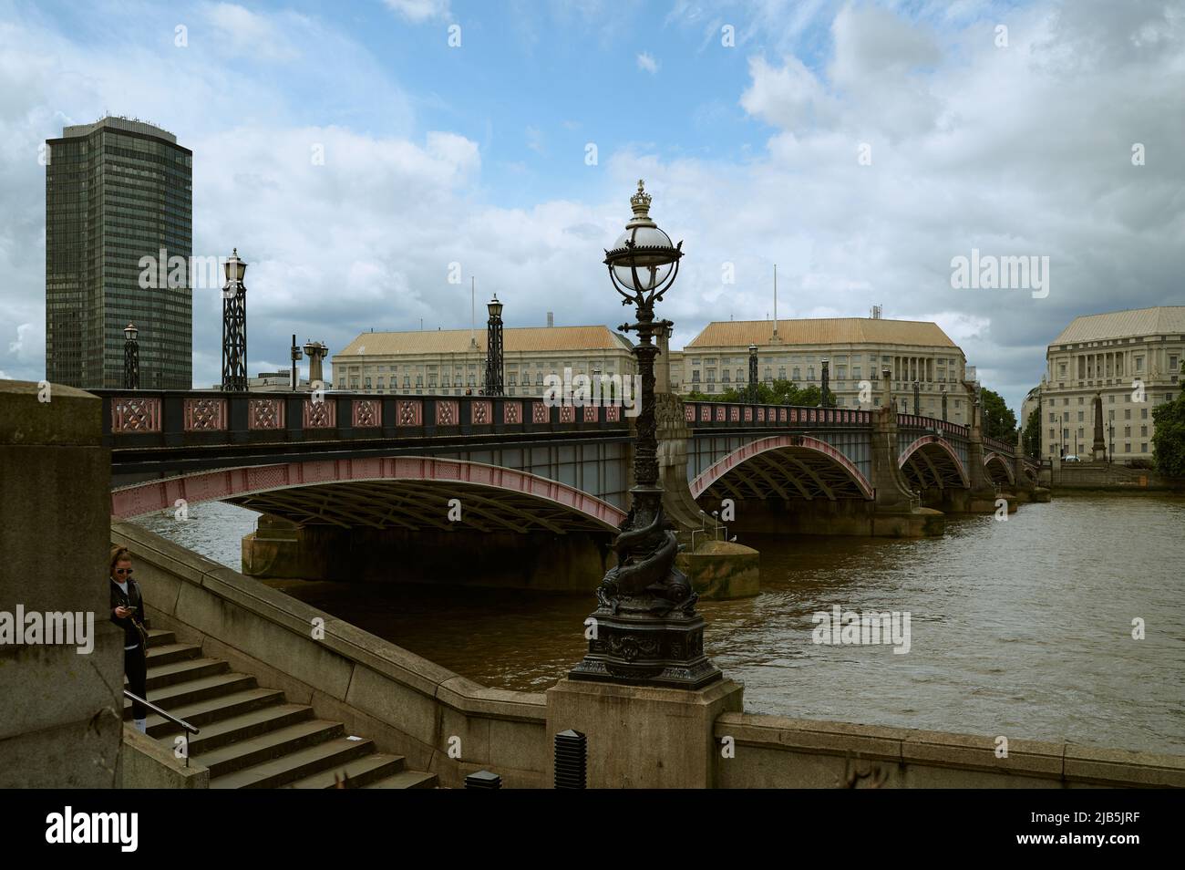 LondonUK - 29 Maggio 2022: Vista sul Tamigi di Londra di colore marrone e sul ponte Lambeth e sulla torre millbank in giornata di sole con le nuvole Foto Stock