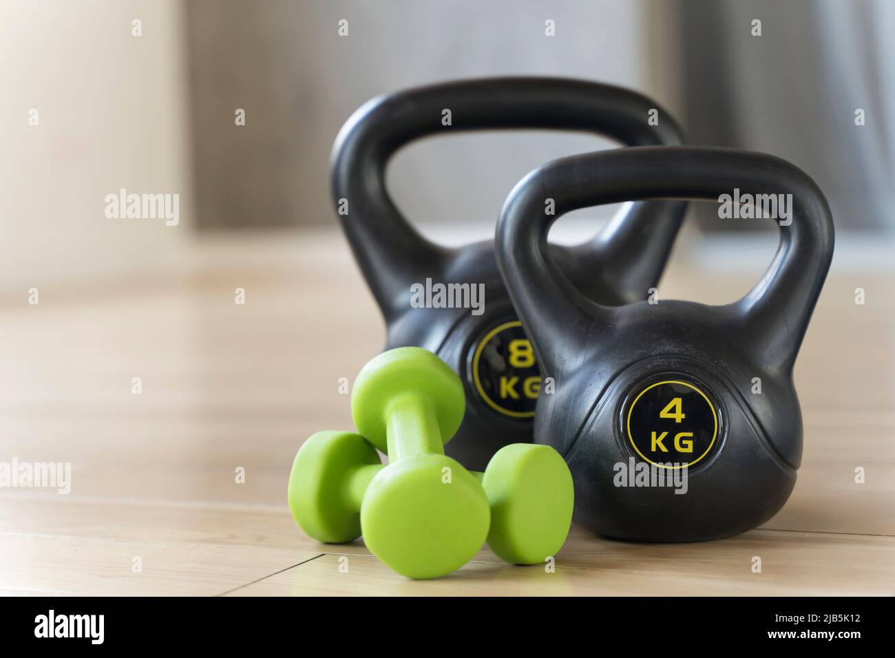 Sport palestra sfondo. Manubri e attrezzature fitness in palestra. Stile di vita sano, aerobica, concetto di allenamento. Foto di alta qualità Foto Stock