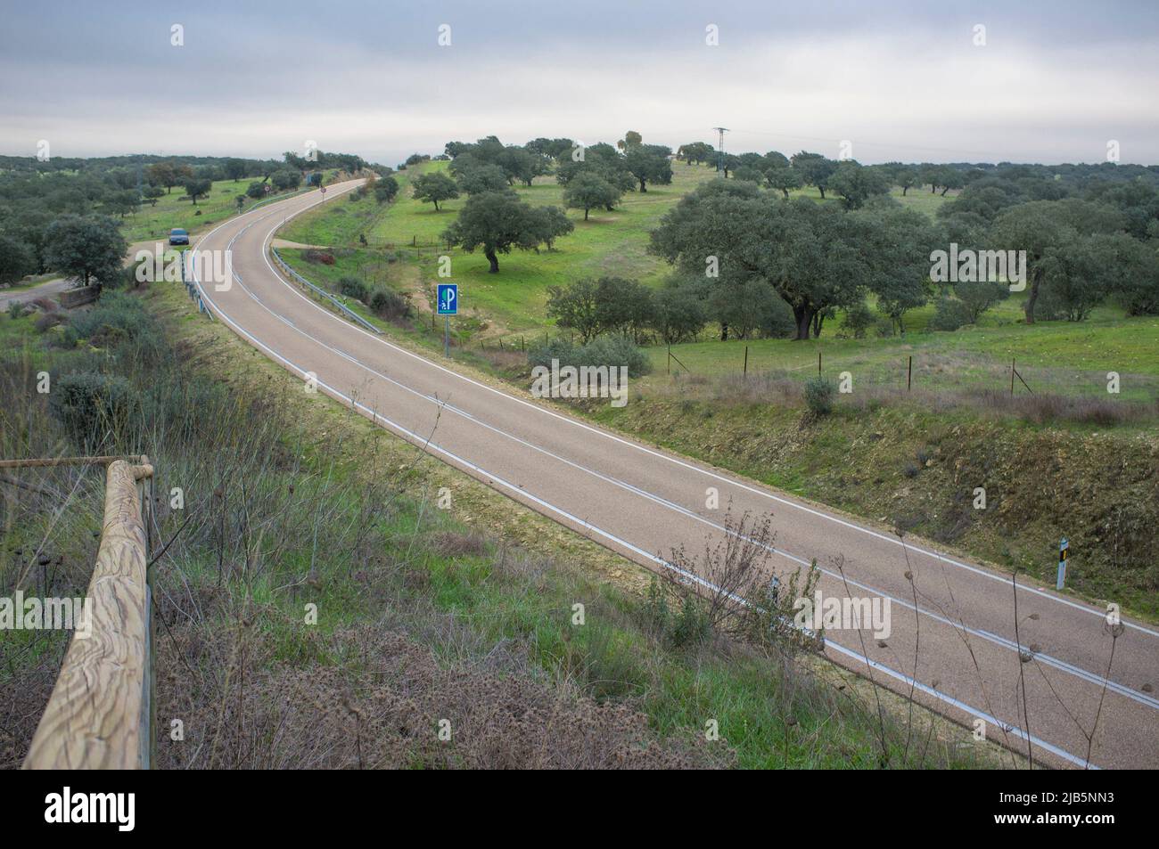 Sierra de San Pedro Road EX-303, Extremadura, Spagna. Dichiarata strada di alto valore paesaggistico. Foto Stock