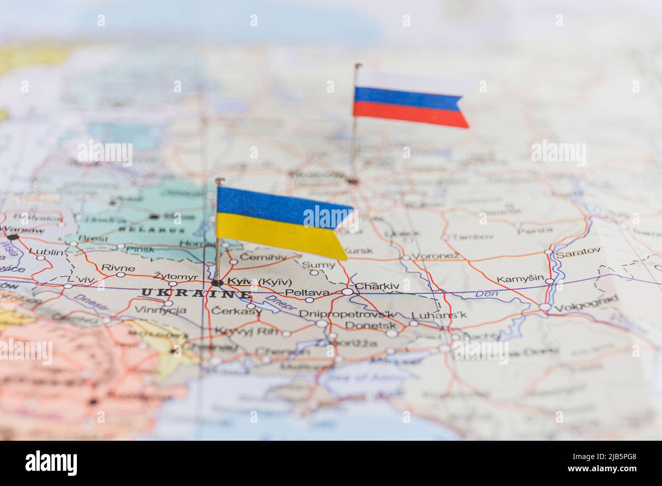 Bandiera Ucraina e Russia sulla mappa geopolitica. Guerra in Ucraina Foto Stock