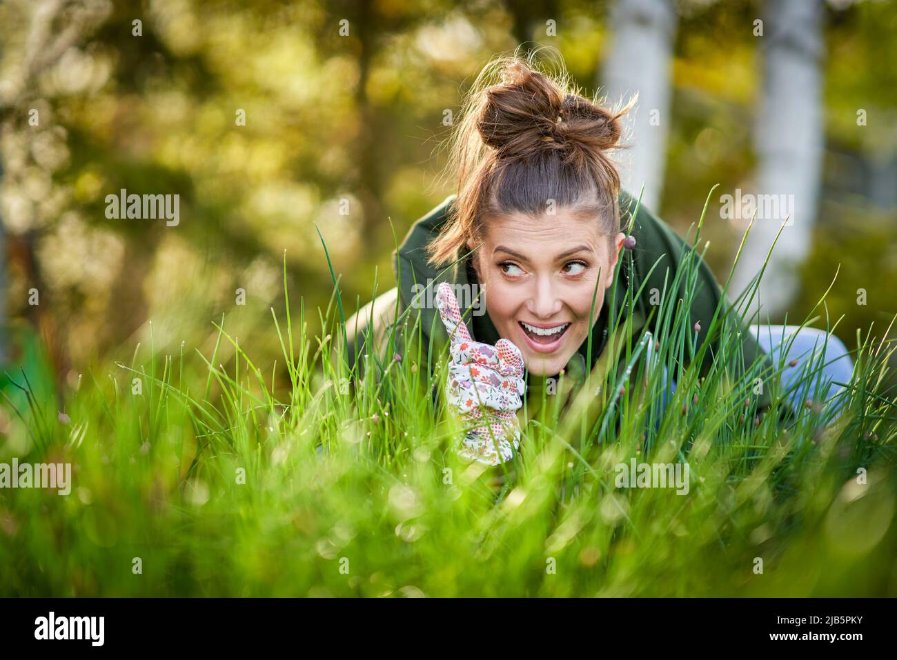Immagine di una donna che lavora con gli strumenti in giardino Foto Stock