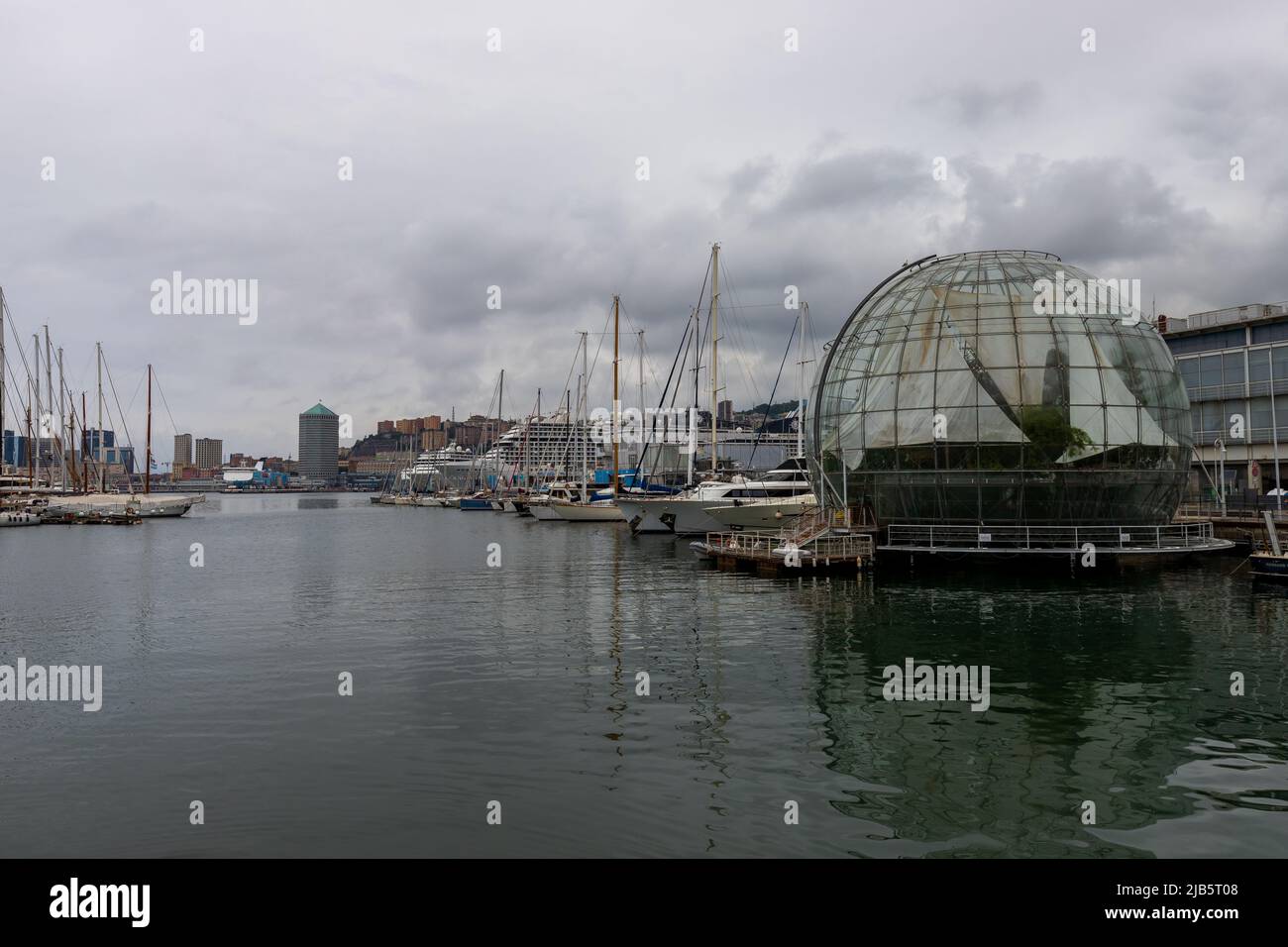 La Biosfera, progettata da Renzo piano, nel porto di Genova Foto Stock