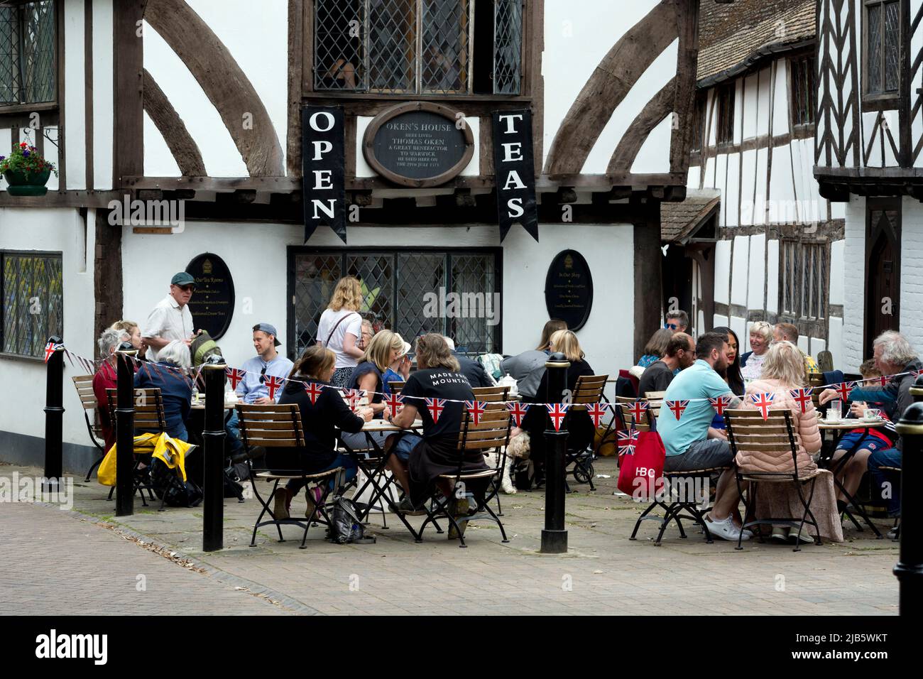 Oken's House sale da tè durante le celebrazioni del Giubileo del platino della Regina, Warwick, Regno Unito Foto Stock