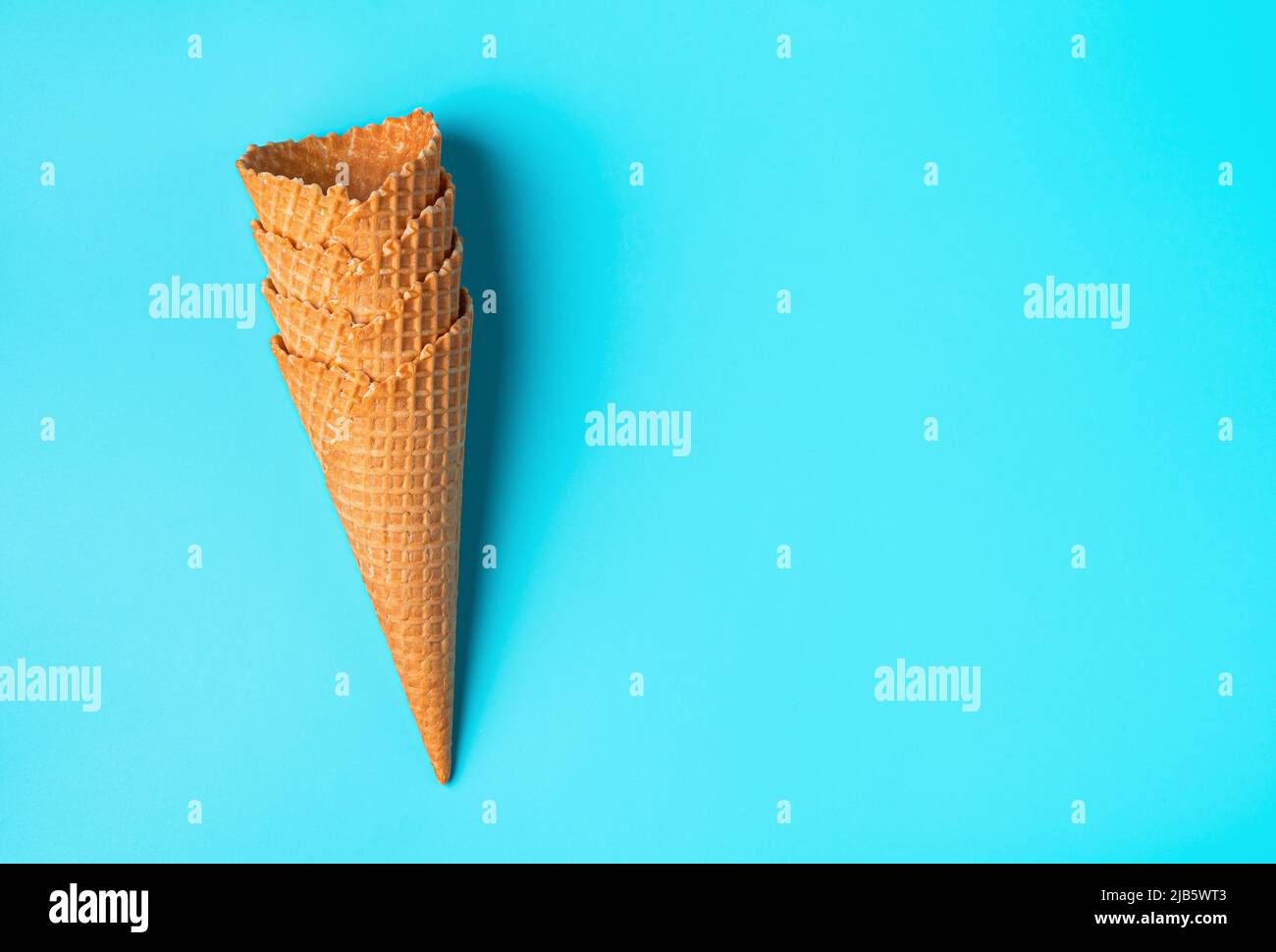 Cialde le tazze per gelato impilate su uno sfondo blu. Foto Stock