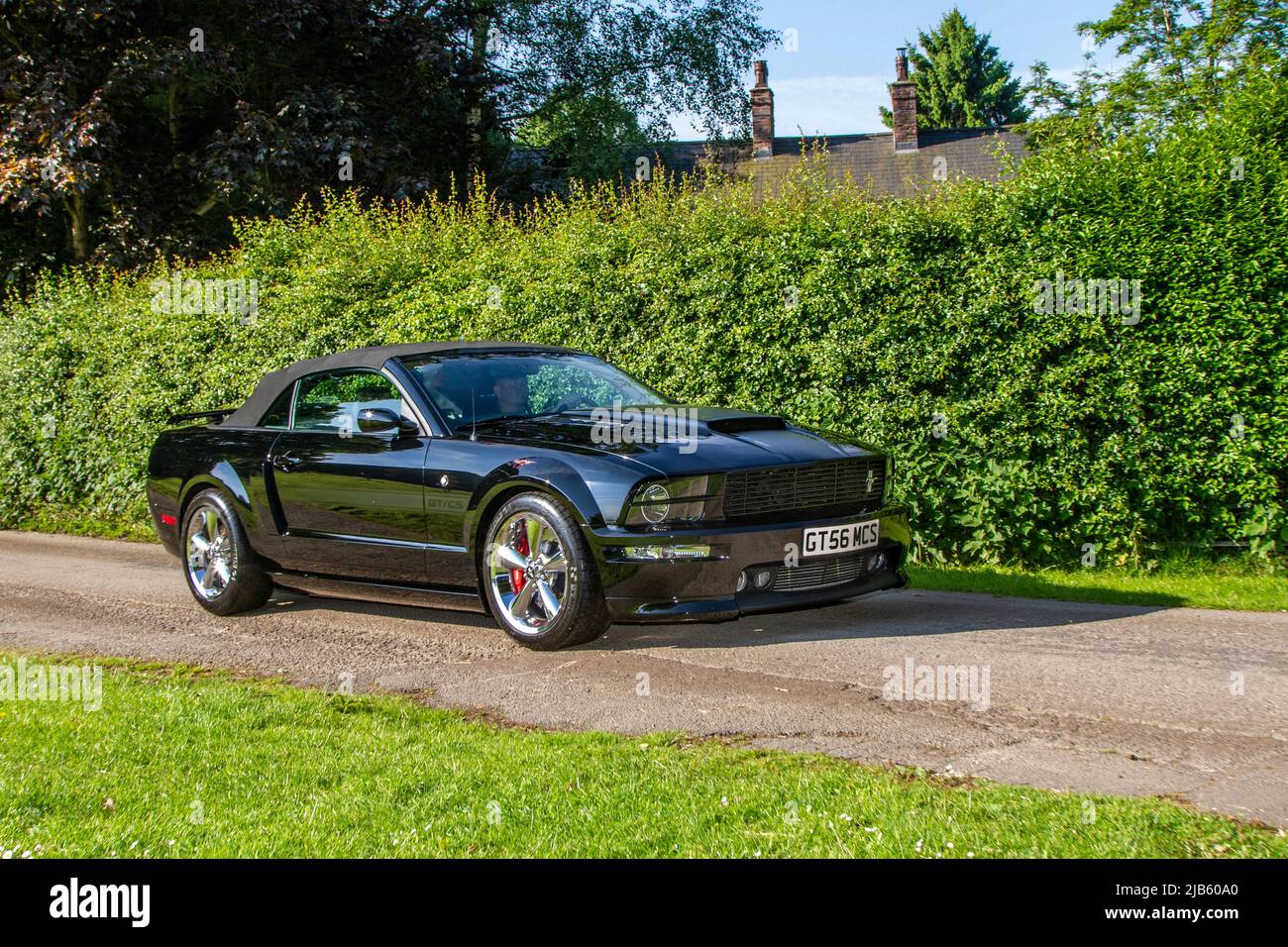 2007 nero Ford Mustang 4600 cc benzina cabriolet, arrivo a Worden Park Motor Village per il Leyland Festival, Regno Unito Foto Stock
