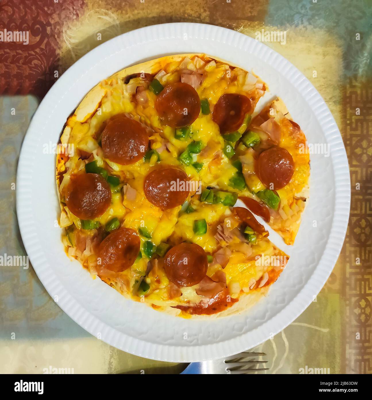 Pizza Pepperoni fatta in casa con crosta sottile. Foto Stock