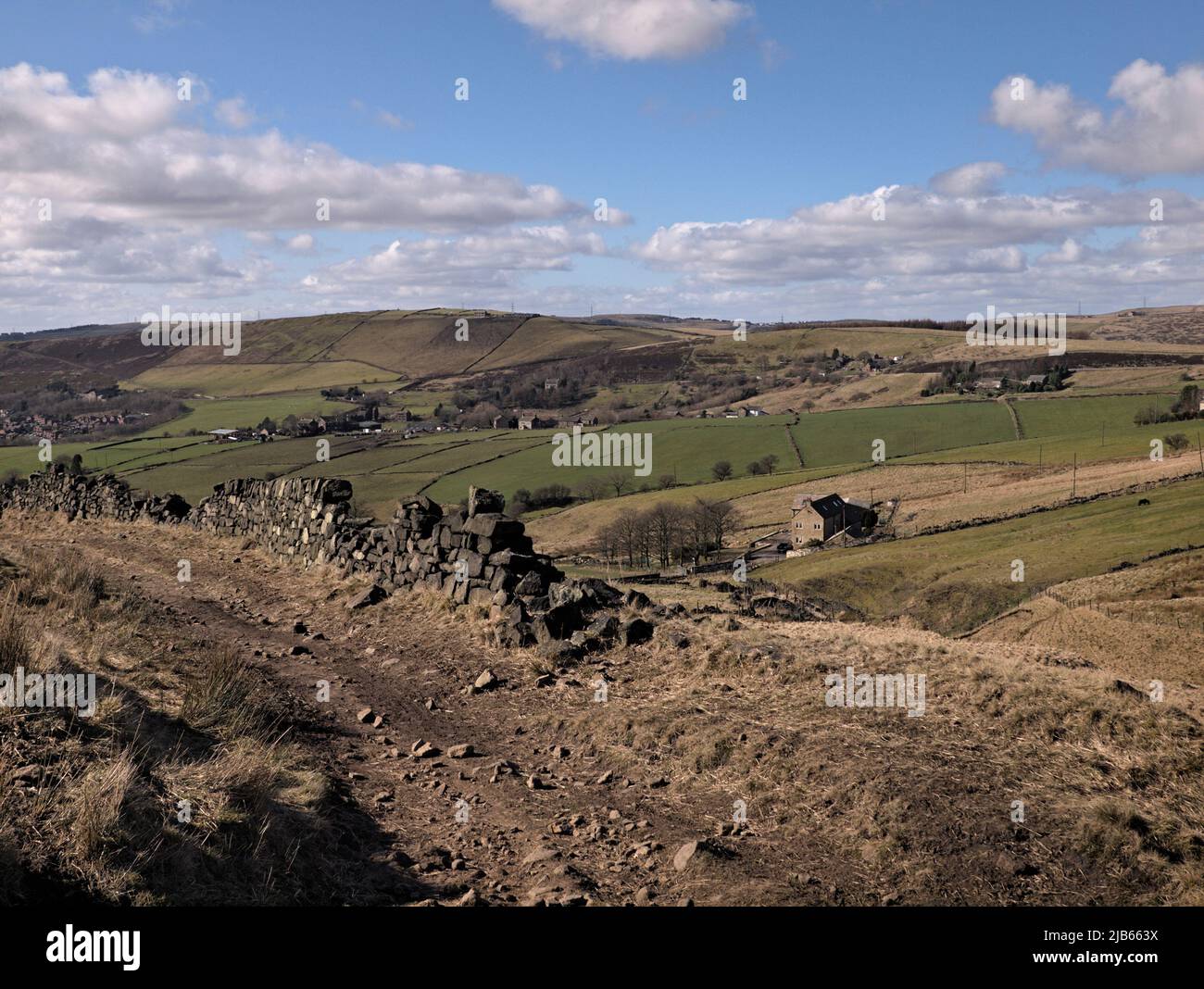 Una nuova costruzione casa vicino Brun Barn dal sentiero Standedge Trail, Diggle. Foto Stock