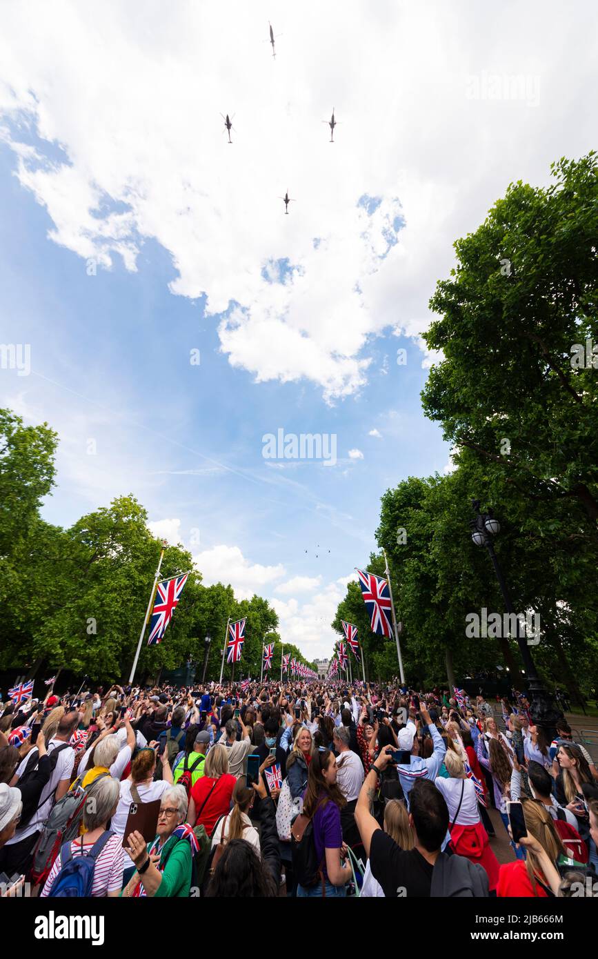 Platinum Jubilee Queen's Birthday Flypassato dopo Trooping the Color 2022. Elicotteri sul Mall. British Army Air Corps elicotteri Apache Foto Stock