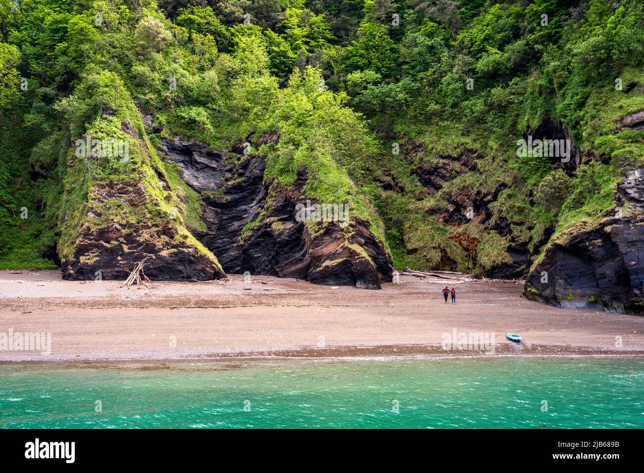 Due persone esplorano Broadsands Beach vicino a Ilfracombe, Devon, Regno Unito. Foto Stock