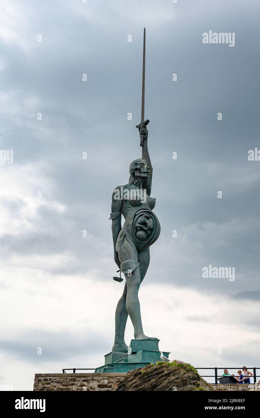 Verity (2012) è una statua in acciaio e bronzo realizzata da Damien Hirst. Si trova sul molo all'entrata del Porto di Ilfracombe. Foto Stock