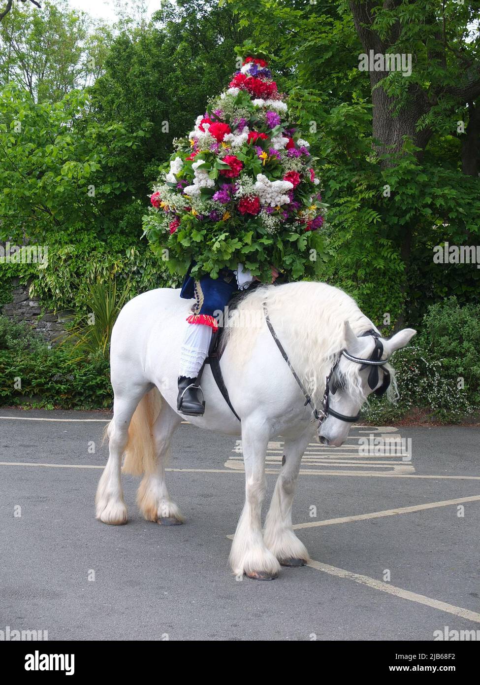 Ritratto del re Castleton Garland indossando una ghirlanda di fiori a cavallo durante l'antica cerimonia Castleton Garland 2022 Foto Stock