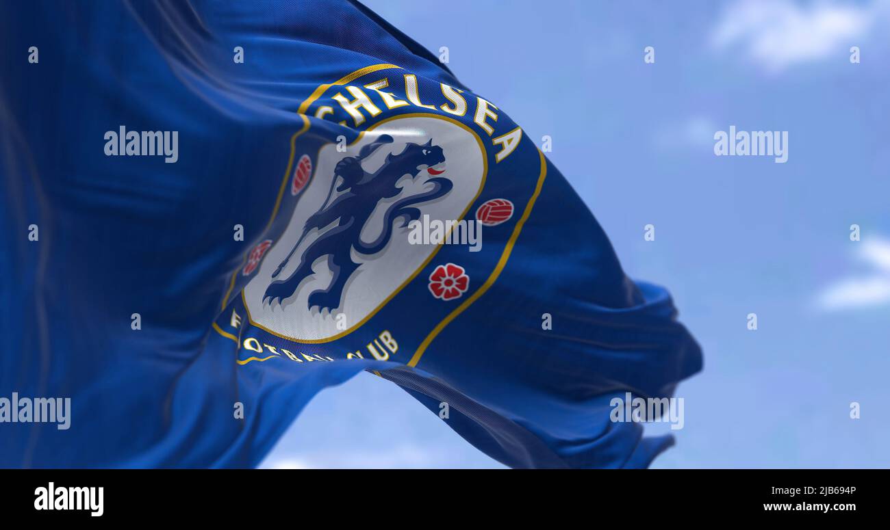 Londra, UK, maggio 2022: La bandiera del Chelsea Football Club sventola nel vento in una giornata limpida. Il Chelsea F.C. è un club calcistico professionale con sede a Fulha Foto Stock