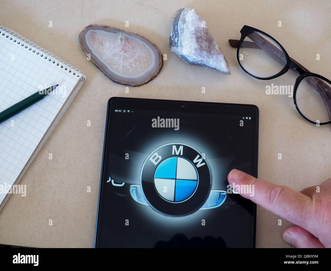 Germania. 03rd giugno 2022. In questa illustrazione della foto, il logo BMW AG è visualizzato su un tablet. Credit: SOPA Images Limited/Alamy Live News Foto Stock