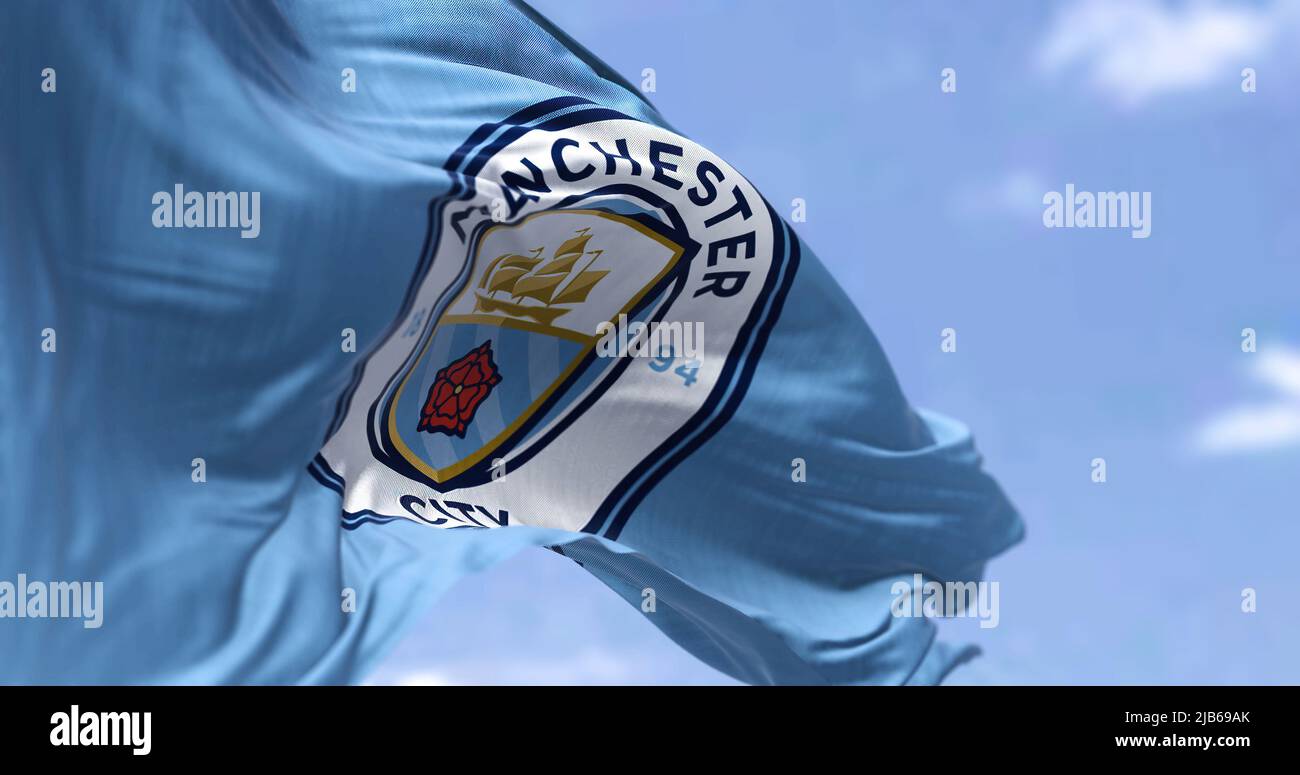 Manchester, UK, 2022 maggio: La bandiera del Manchester City Football Club sventola nel vento in una giornata limpida. Il Manchester F.C. è una squadra di calcio professionale Foto Stock
