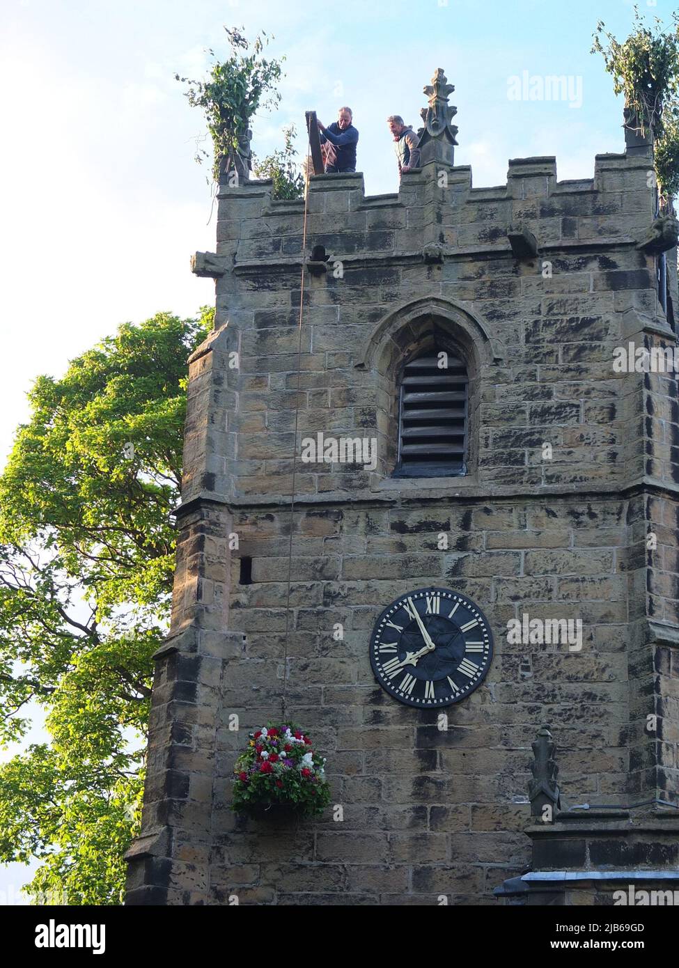 La Garland è issata sulla torre della Chiesa di San Edmundo al culmine dell'antica cerimonia del Castleton Garland 2022 Foto Stock