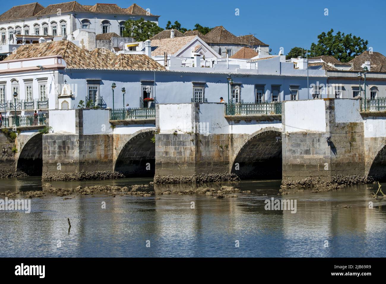 Il vecchio ponte romano in Tavira, Algarve Portogallo Foto Stock