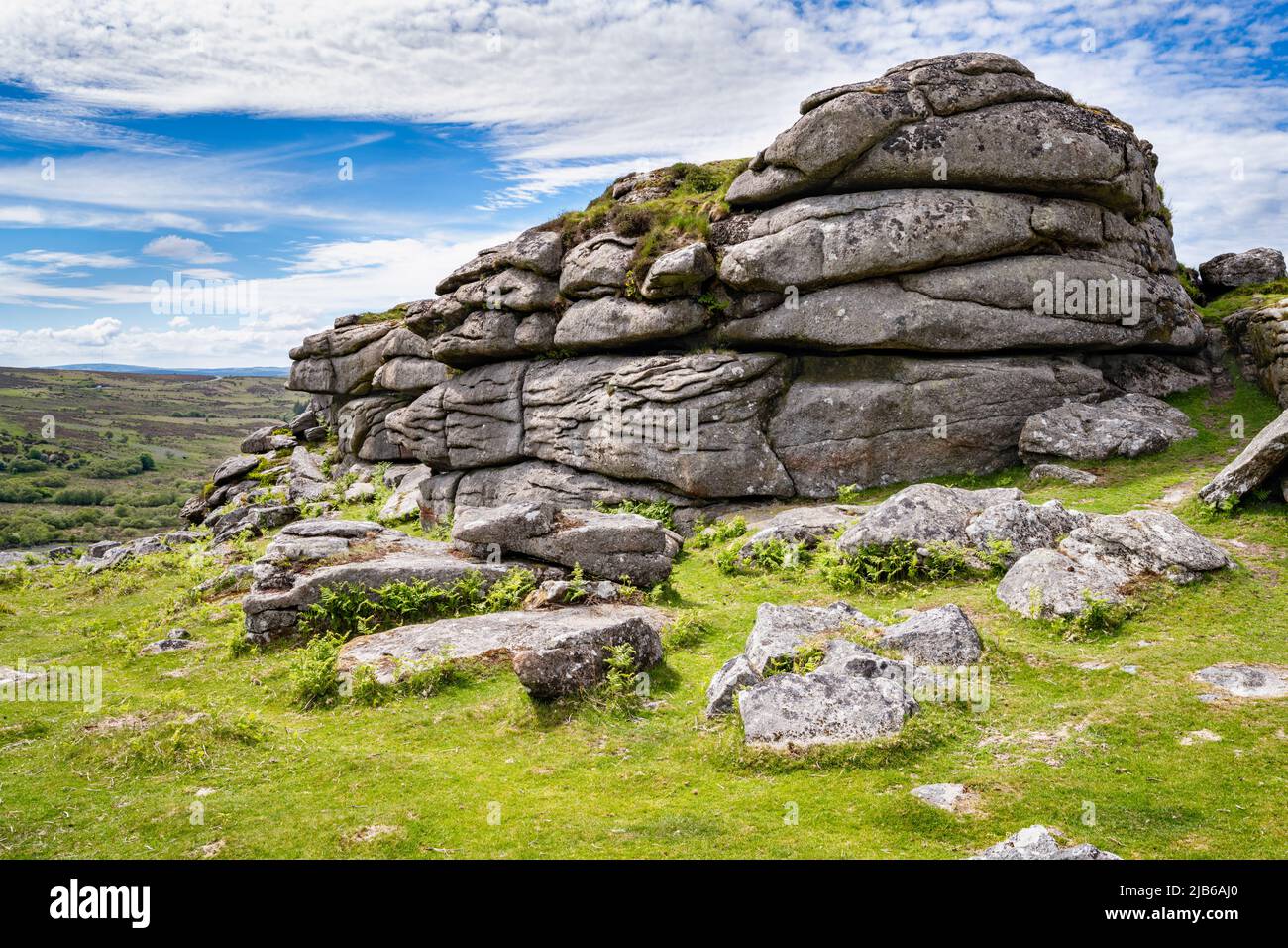 Uno dei numerosi affioramenti di granito a Emsworthy Rocks, vicino a Haytor nel Dartmoor National Park, Devon, Regno Unito. Foto Stock