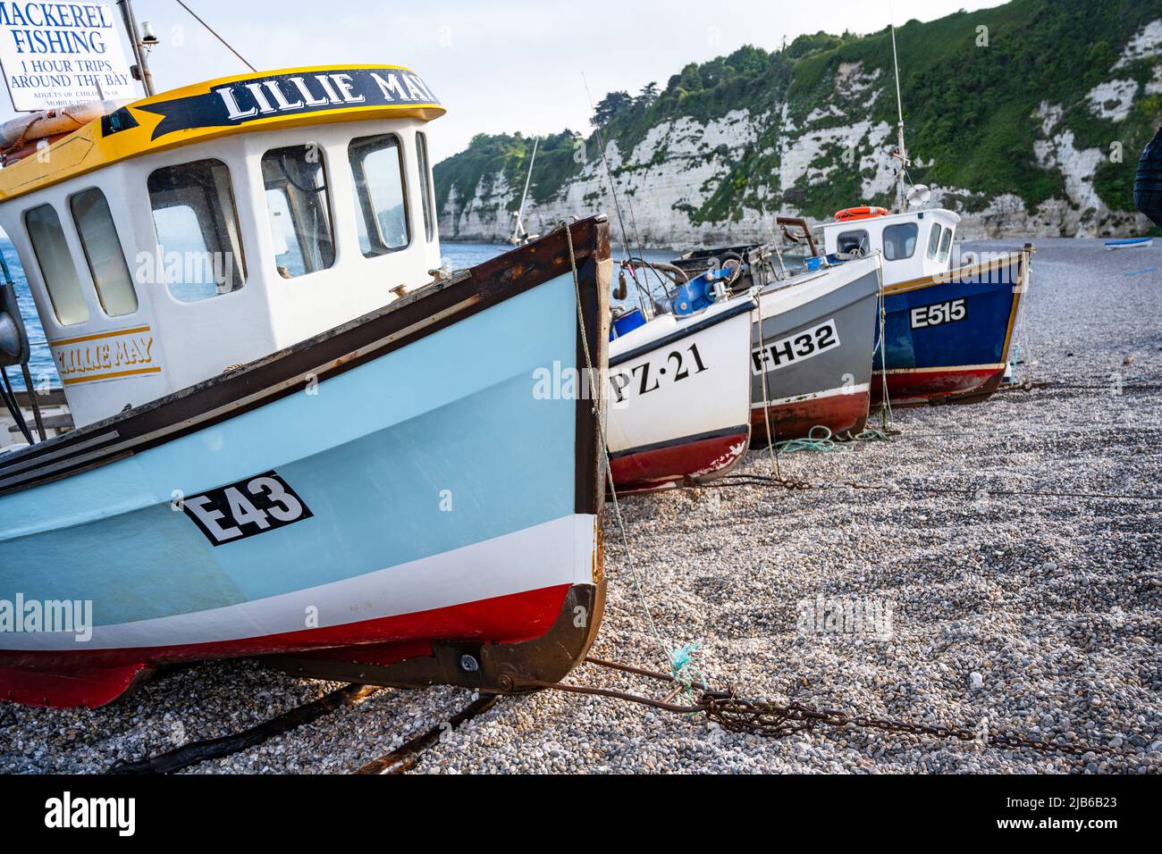 Barche da pesca trasportate sulla spiaggia a Beer, Devon, Regno Unito Foto Stock