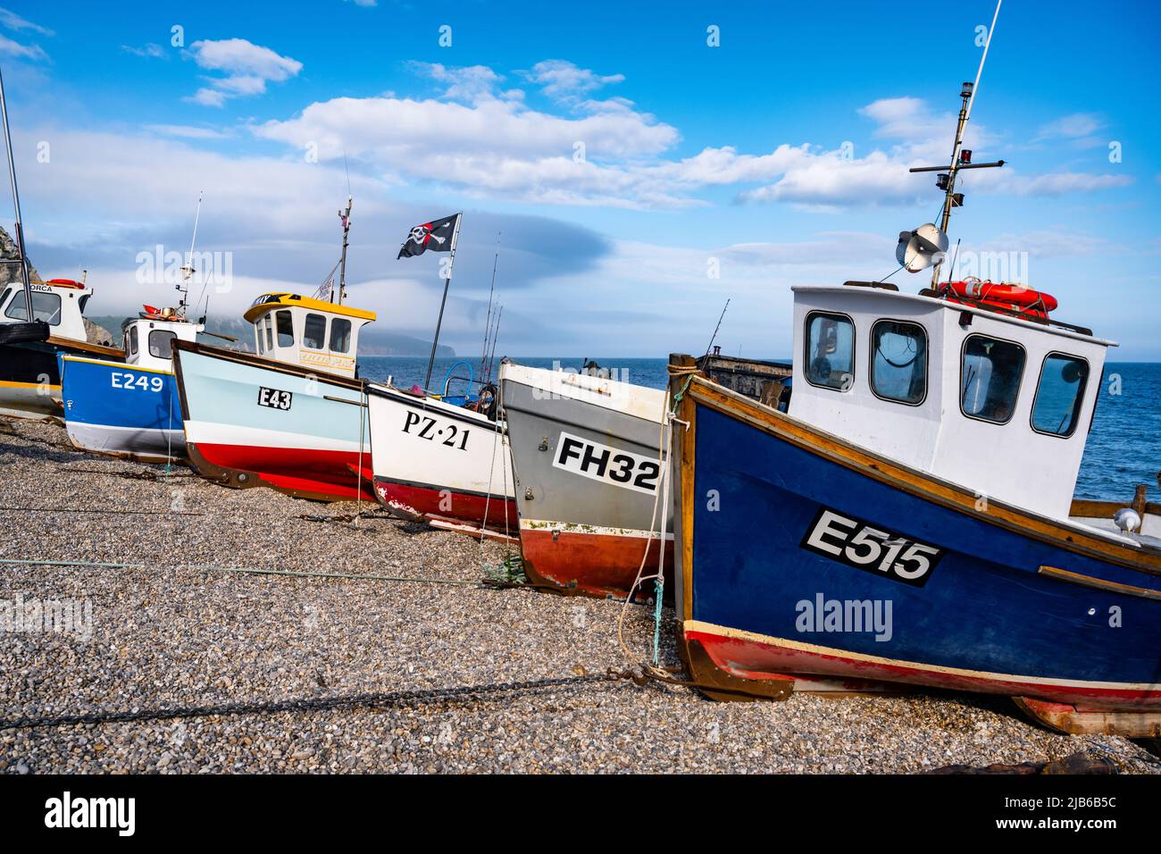 Barche da pesca trasportate sulla spiaggia a Beer, Devon, Regno Unito Foto Stock