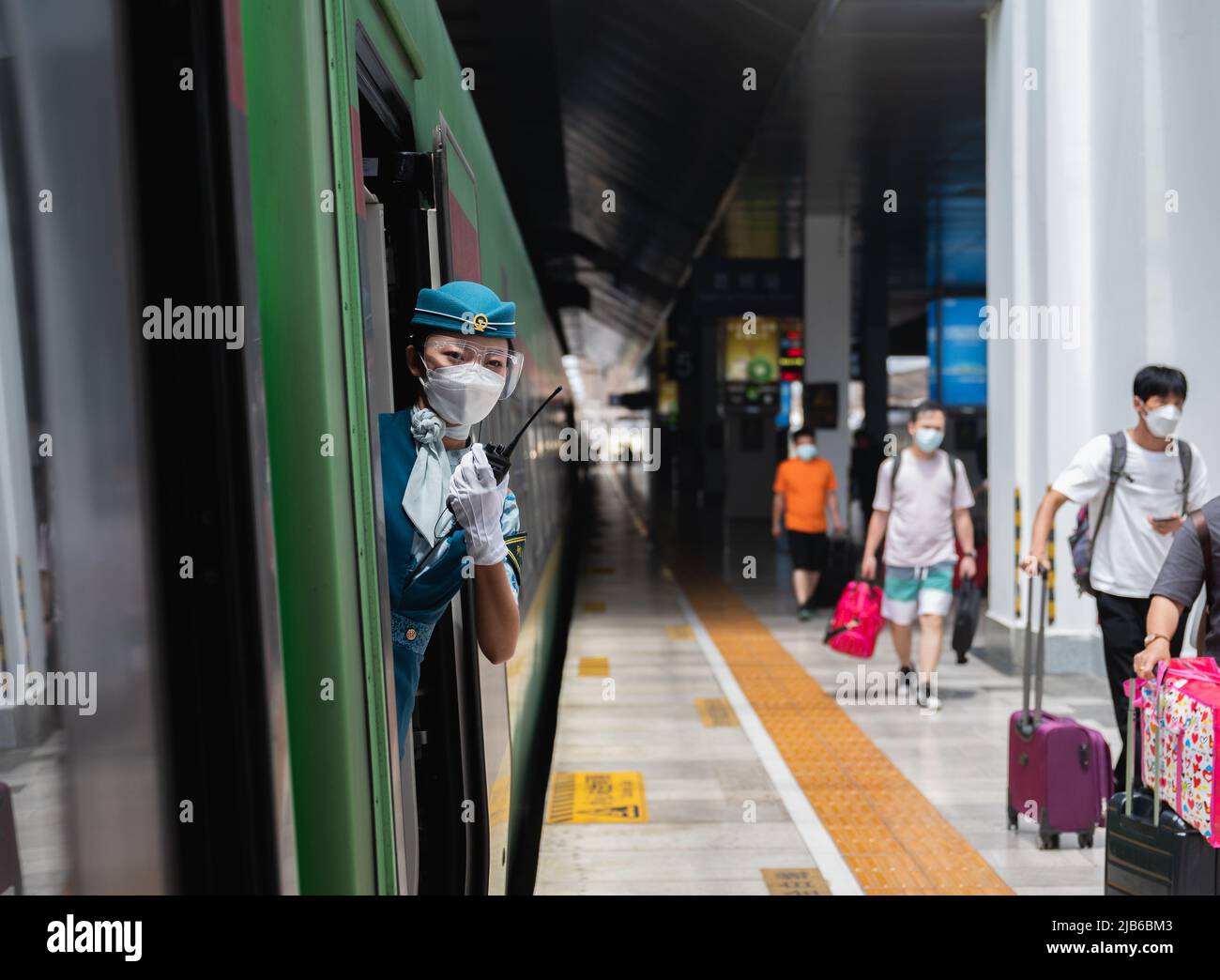 (220603) -- KUNMING, 3 giugno 2022 (Xinhua) -- una direzione della China Railway Kunming Bureau Group Co., Ltd. Lavora su un treno ad alta velocità nella stazione ferroviaria di Kunming a Kunming, capitale della provincia di Yunnan, 2 giugno 2022. La ferrovia Cina-Laos, con un semestre di attività, ha consegnato oltre 4 milioni di tonnellate di merci a partire da giovedì, ha affermato l'operatore ferroviario cinese. Come progetto di riferimento nell'ambito dell'iniziativa Belt and Road, la ferrovia di 1.035 km collega la Kunming cinese con la capitale laotiana Vientiane. (Xinhua/Wang Guansen) Foto Stock