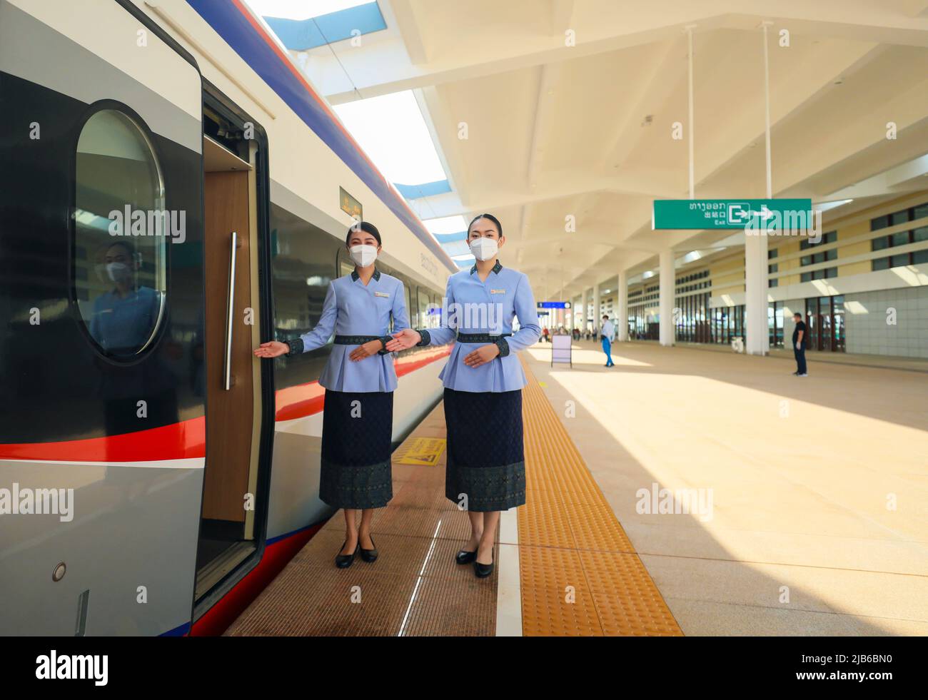 (220603) -- VIENTIANE, 3 giugno 2022 (Xinhua) -- le Stewardesses della Laos-China Railway Co., Ltd. (LCRC) aspettano i passeggeri accanto ad un treno Lane Xang EMU alla Stazione Vientiane della China-Laos Railway in Laos il 24 maggio 2022. La ferrovia Cina-Laos, con un semestre di attività, ha consegnato oltre 4 milioni di tonnellate di merci a partire da giovedì, ha affermato l'operatore ferroviario cinese. Come progetto di riferimento nell'ambito dell'iniziativa Belt and Road, la ferrovia di 1.035 km collega la Kunming cinese con la capitale laotiana Vientiane. (Foto di Yang Yongquan/Xinhua) Foto Stock