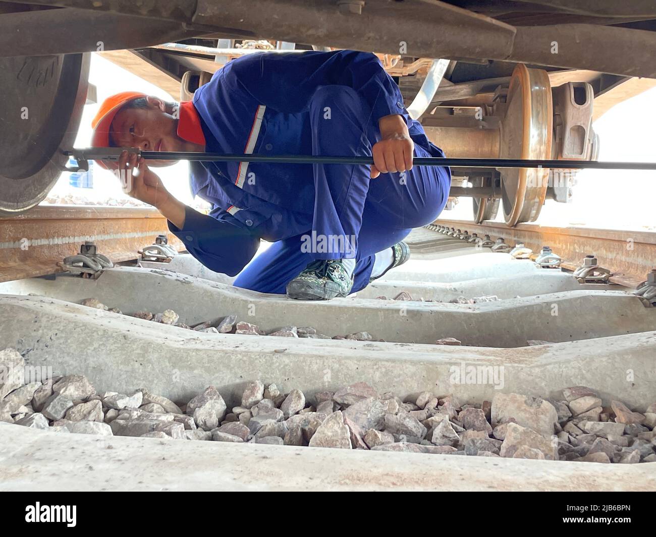 (220603) -- VIENTIANE, 3 giugno 2022 (Xinhua) -- un lavoratore della Laos-China Railway Co., Ltd. (LCRC) esamina un treno bullet a Vientiane, Laos, 28 maggio 2022. La ferrovia Cina-Laos, con un semestre di attività, ha consegnato oltre 4 milioni di tonnellate di merci a partire da giovedì, ha affermato l'operatore ferroviario cinese. Come progetto di riferimento nell'ambito dell'iniziativa Belt and Road, la ferrovia di 1.035 km collega la Kunming cinese con la capitale laotiana Vientiane. (Foto di Luo Kai/Xinhua) Foto Stock